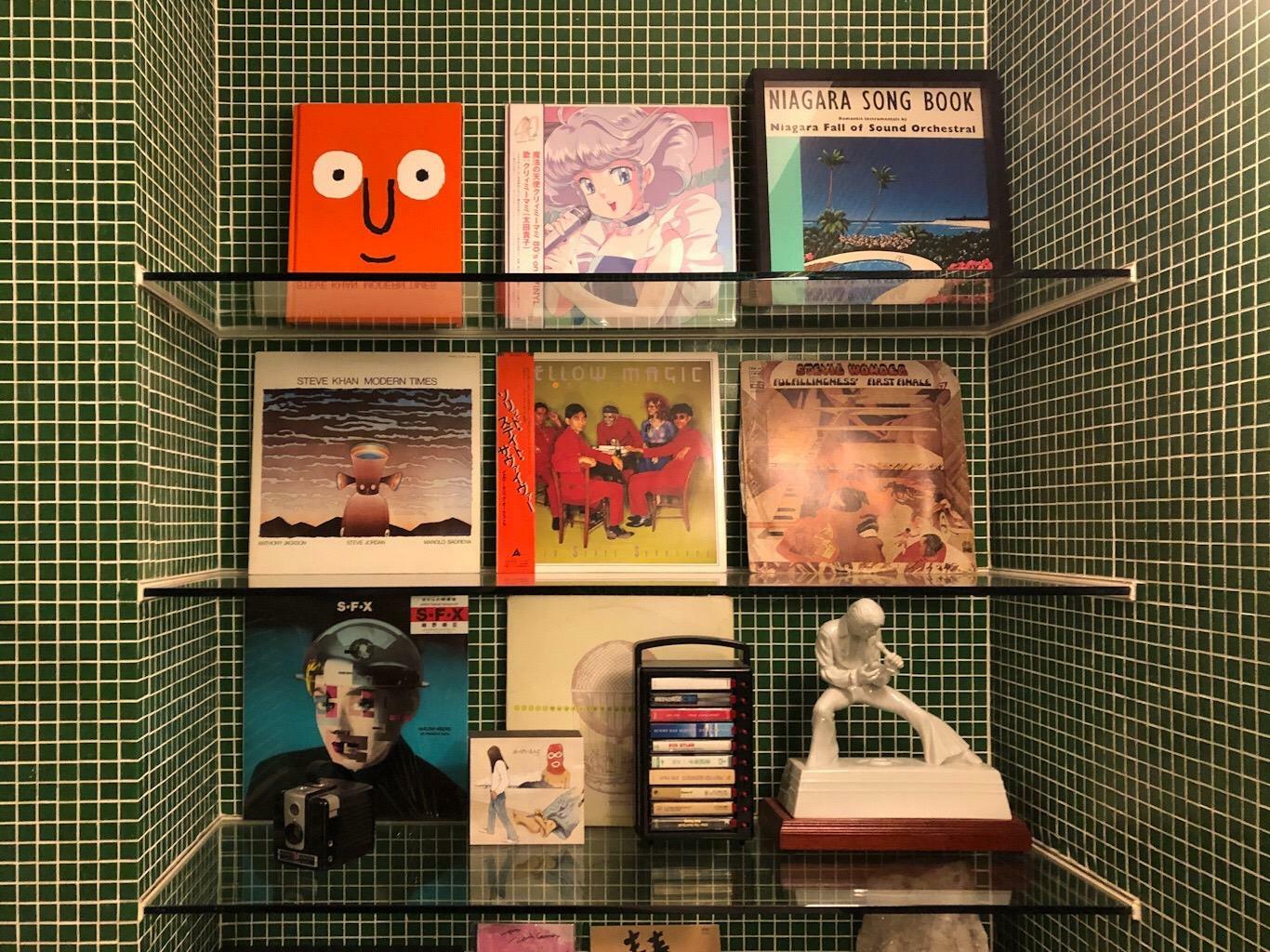 トイレに飾られたレコードや雑貨など