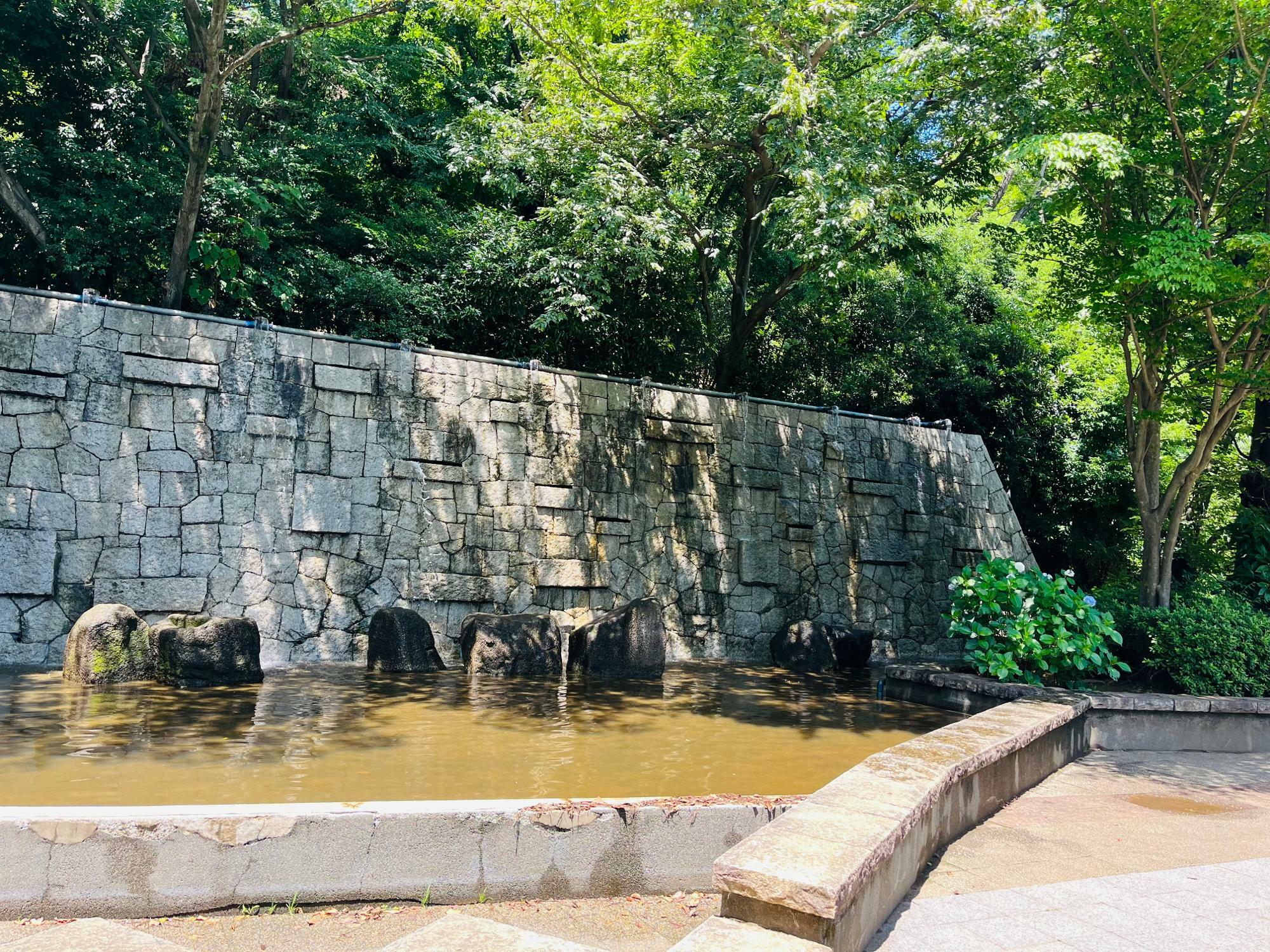 城山公園の壁泉です