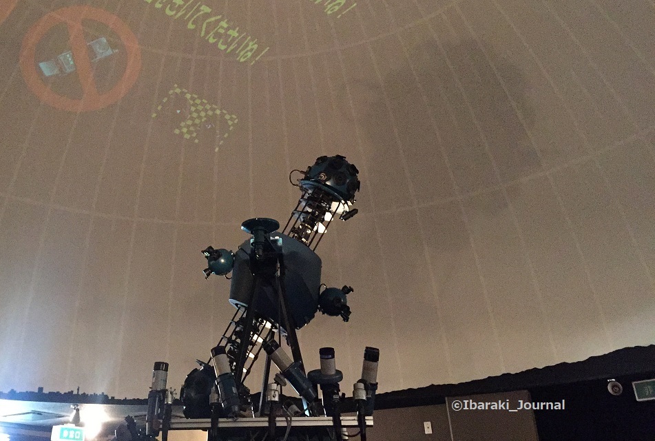 （関西で一番古い光学式投影機。鮮明な星空を見ることができます）