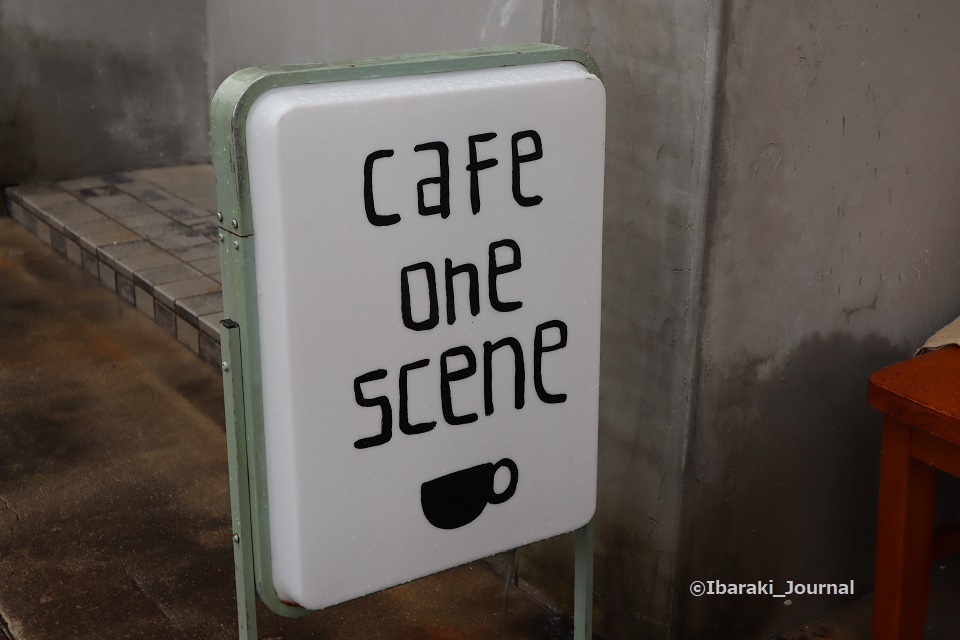 （cafe one sceneの文字とカップが描かれたサイン）