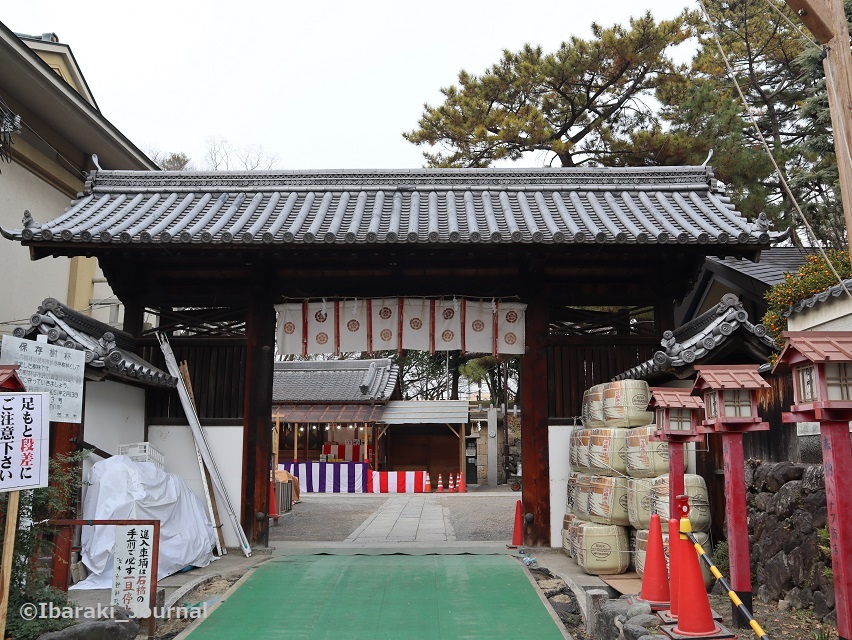 （神社東門は、茨木城の搦手門を移築したものとされています）