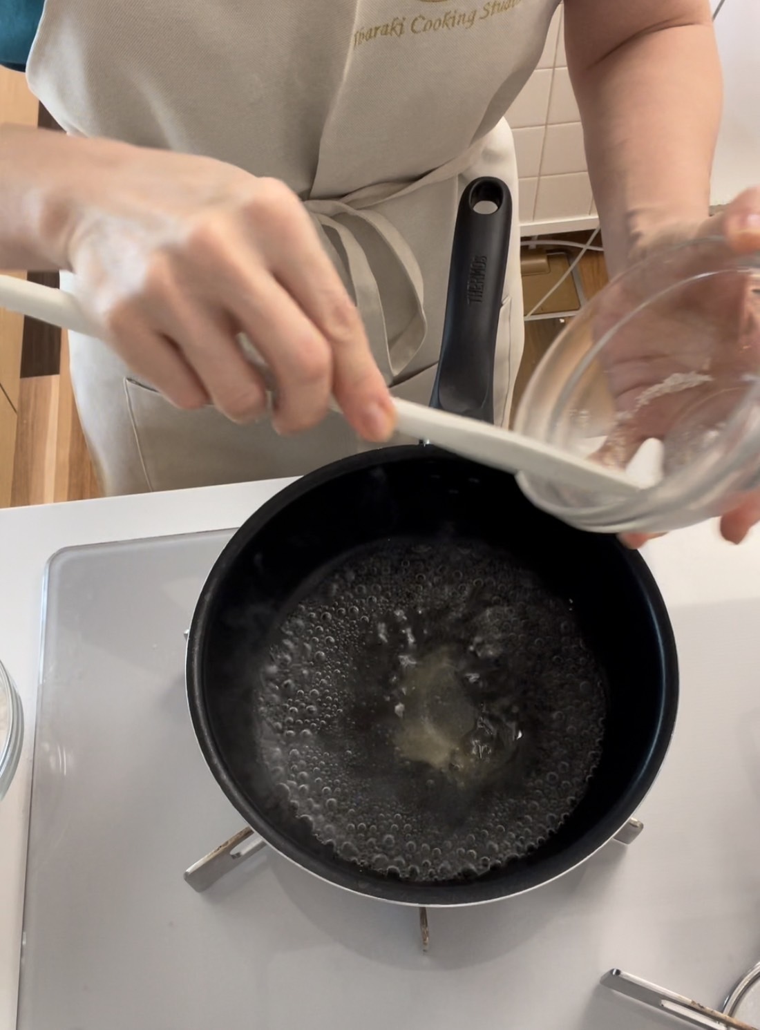 しっかり沸騰させ、先にゼラチンを入れてから粉類を入れる。
