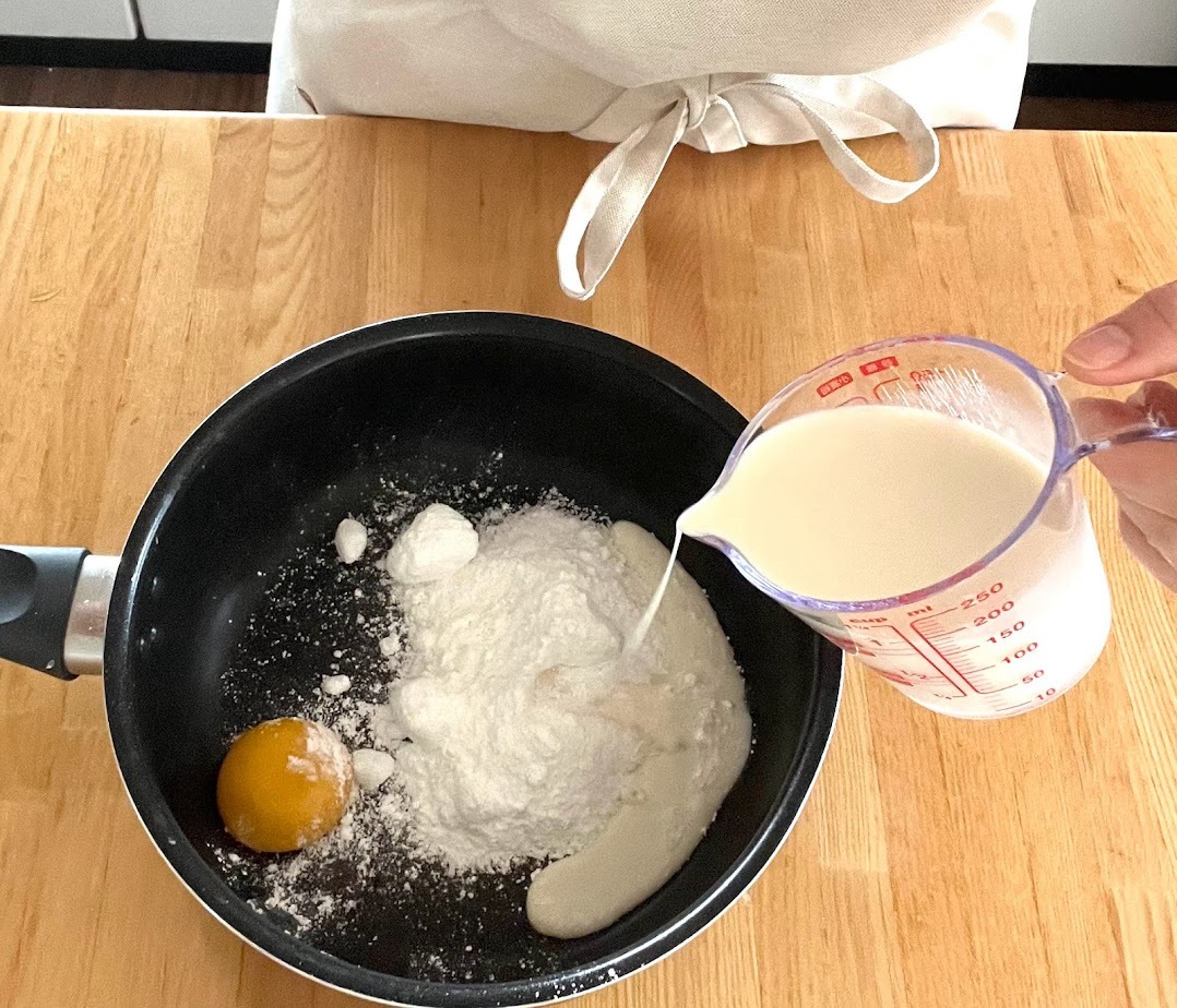 はじめ20ml程度の豆乳を加えよく混ぜてから、残りの豆乳を加えます。