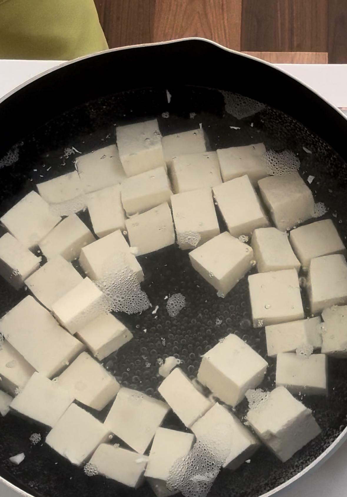 豆腐は塩ゆですると余分な水分が抜け、ふるふる、ふるんとした食感に