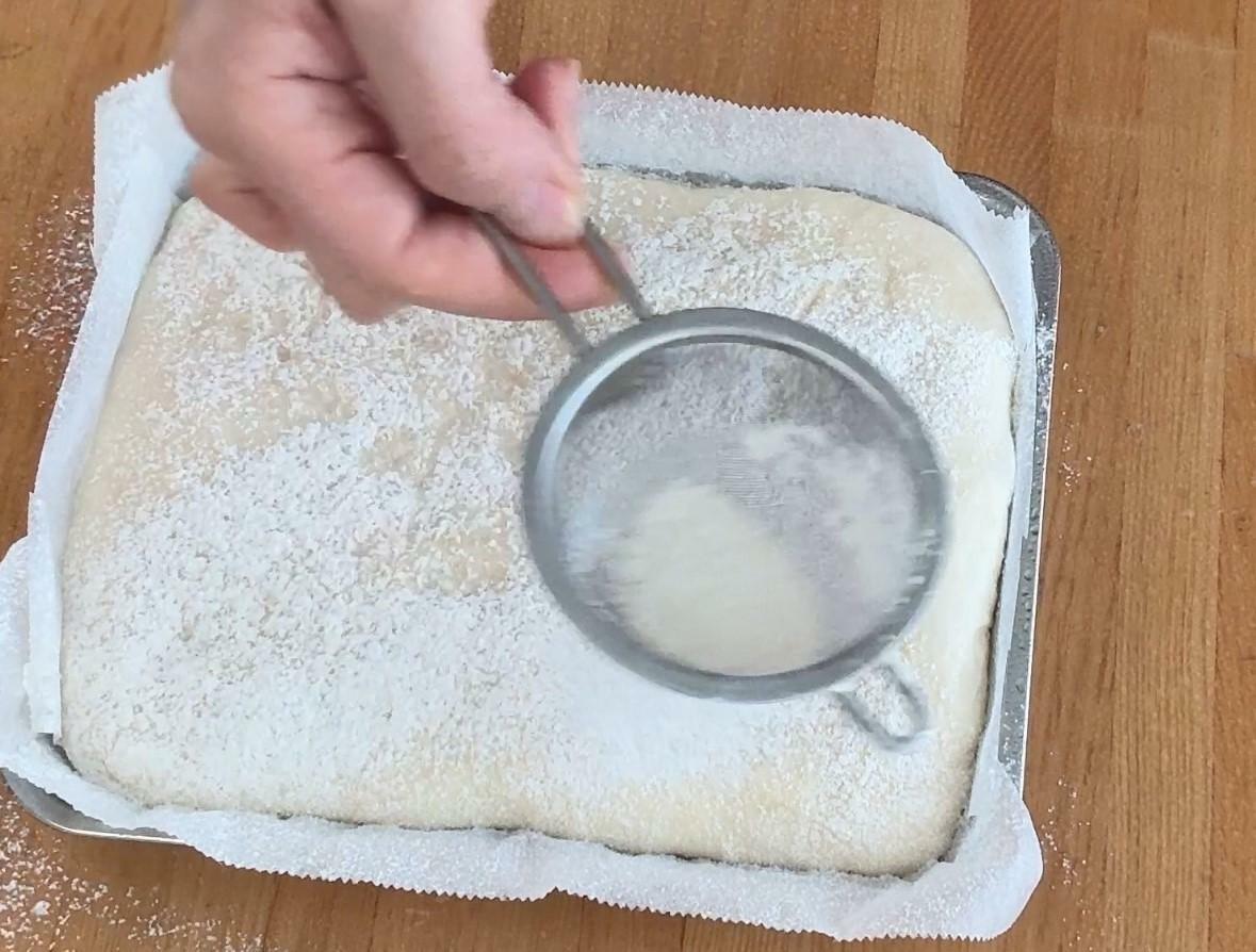茶こしで粉をふって焼くと、ふんわりしたパンが焼きあがります。