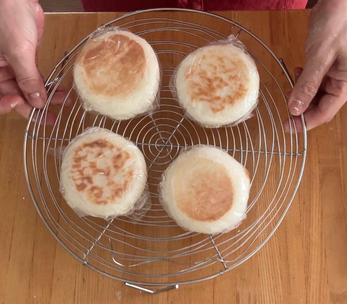 少し熱いうちにラップすると米粉パンの湯気がパンの表面に付きふっくらソフトになります。