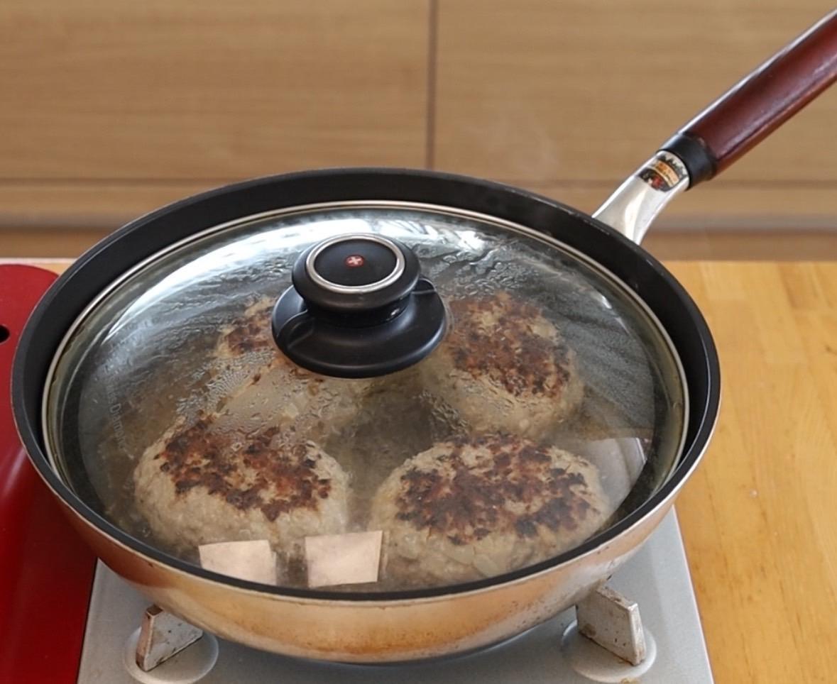 蒸し焼きにすることでパサつかず、ふっくらジューシーなハンバーグになる。