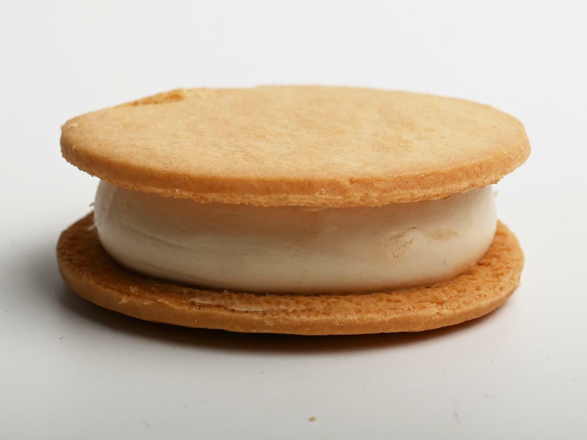 森永乳業『塩バタークッキーキャラメルサンド』