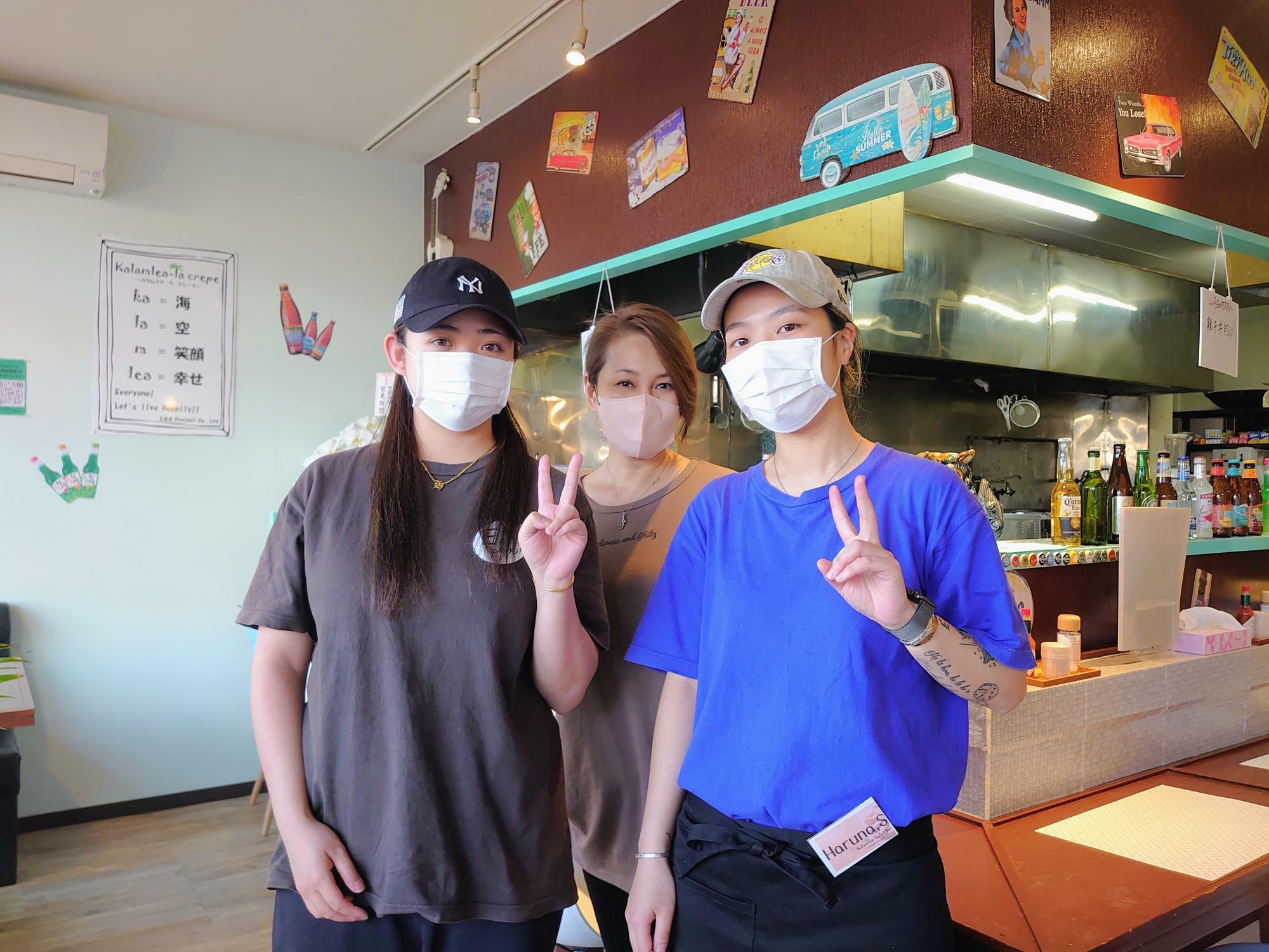 （左から）スタッフの望海さん、代表の稲垣さん、店長の鈴木さん
