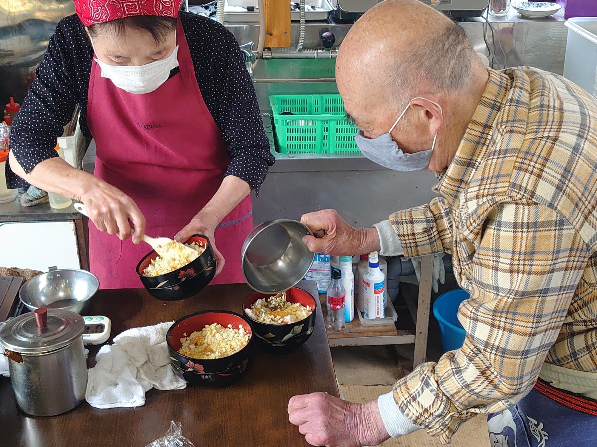 お好み焼きのタネを作るご主人