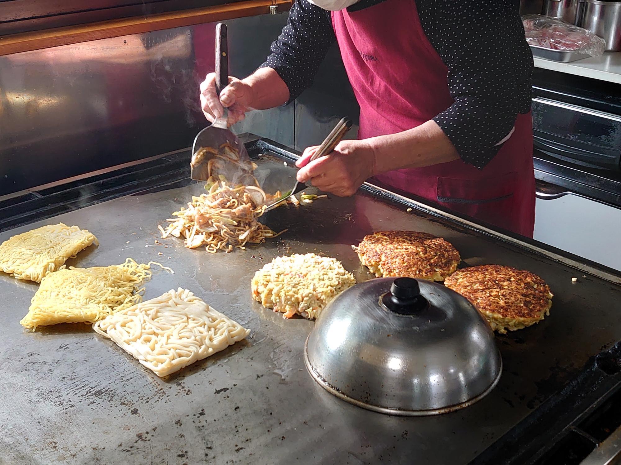 お好み焼きを焼きつつ、焼きそばも作る奥様