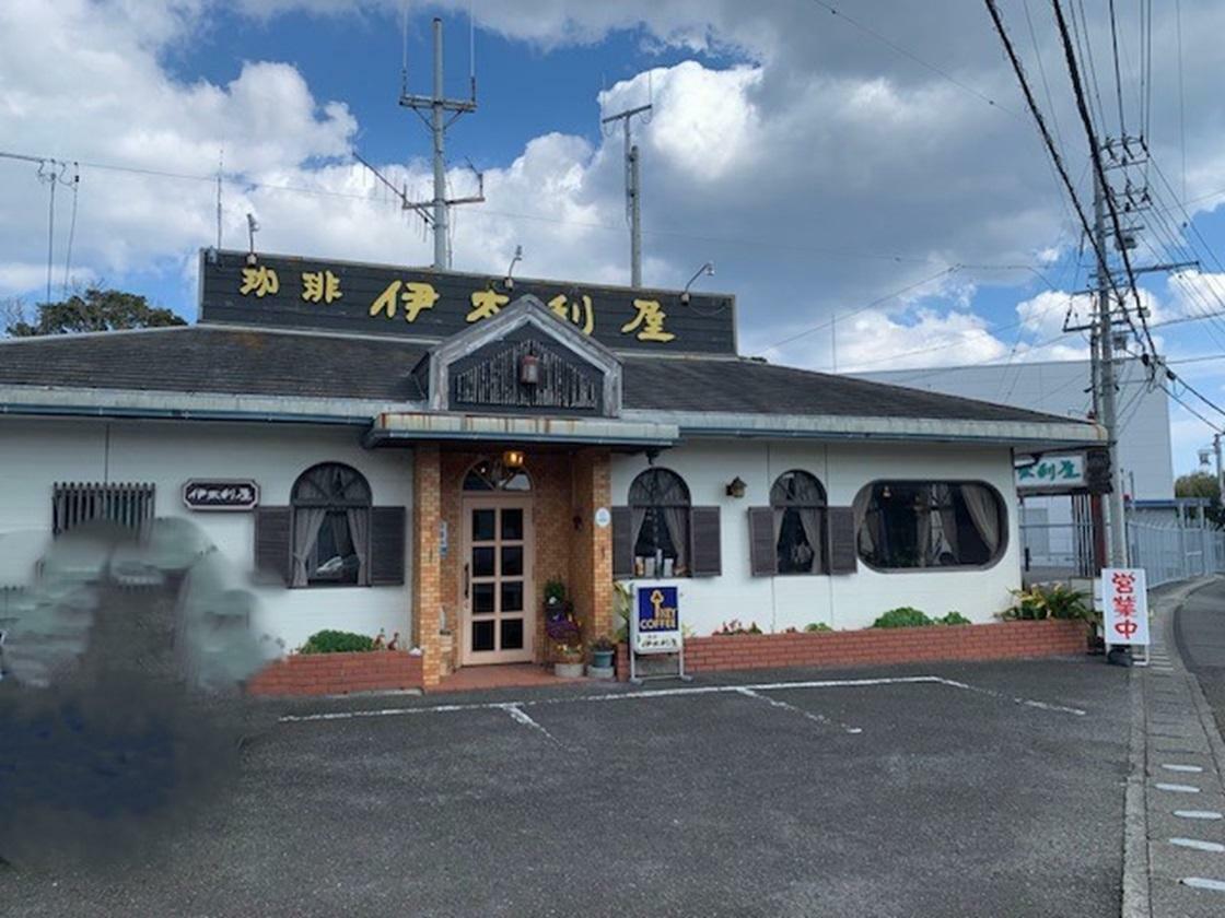 屋根上の伊太利屋の看板が目立ちます。