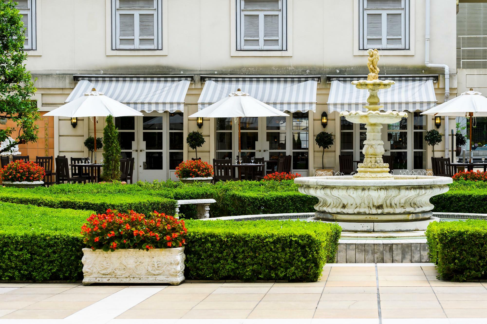 イタリアから直輸入された噴水が印象的な中庭はホテルを利用しなくても立ち寄れる。