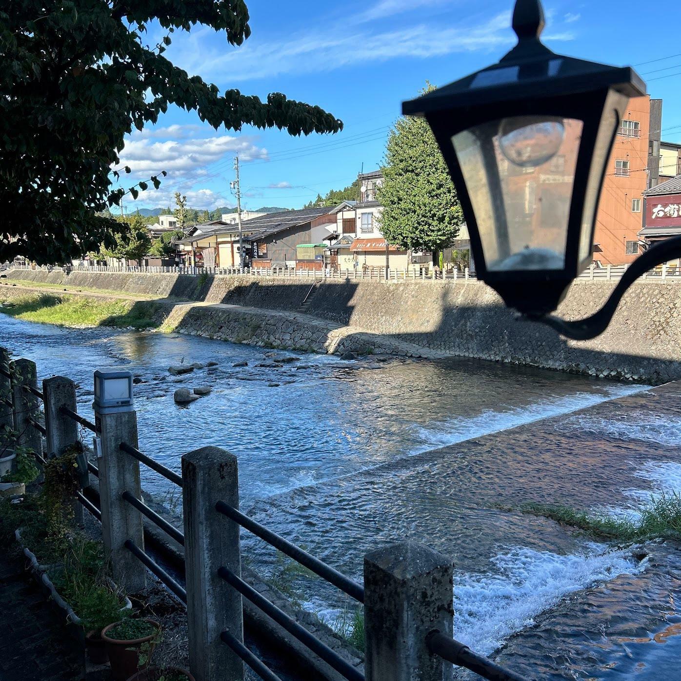 目の前を流れる清流です