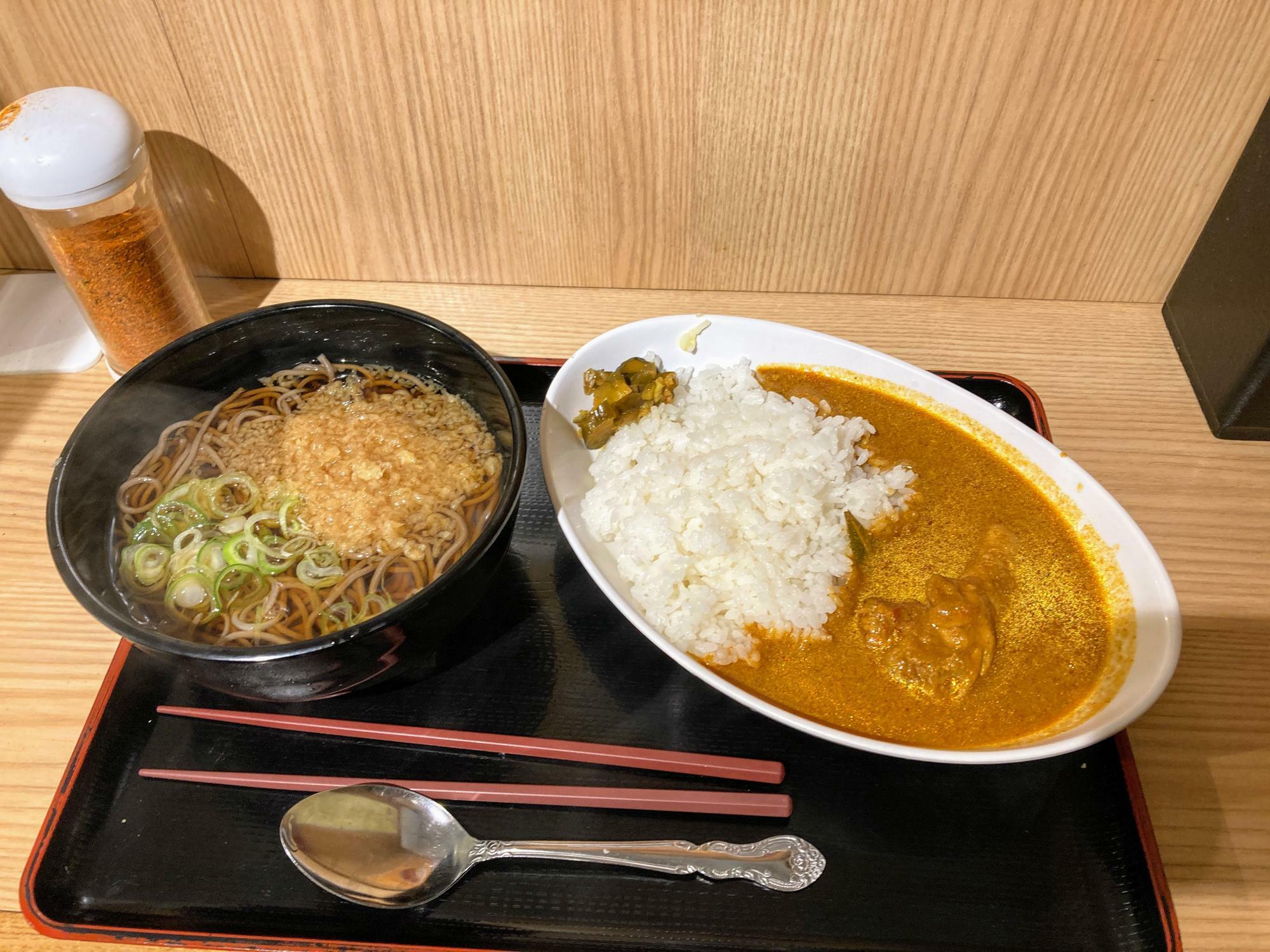 骨付きの鶏が1本入ったよもだカレー