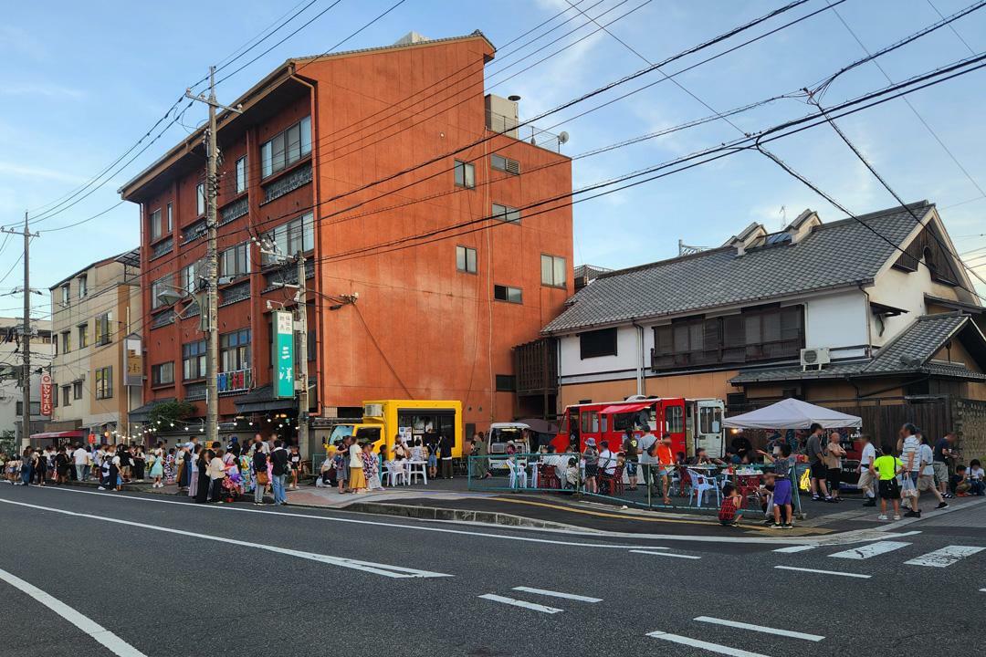 お化け屋敷の会場は、中央の茶色い建物