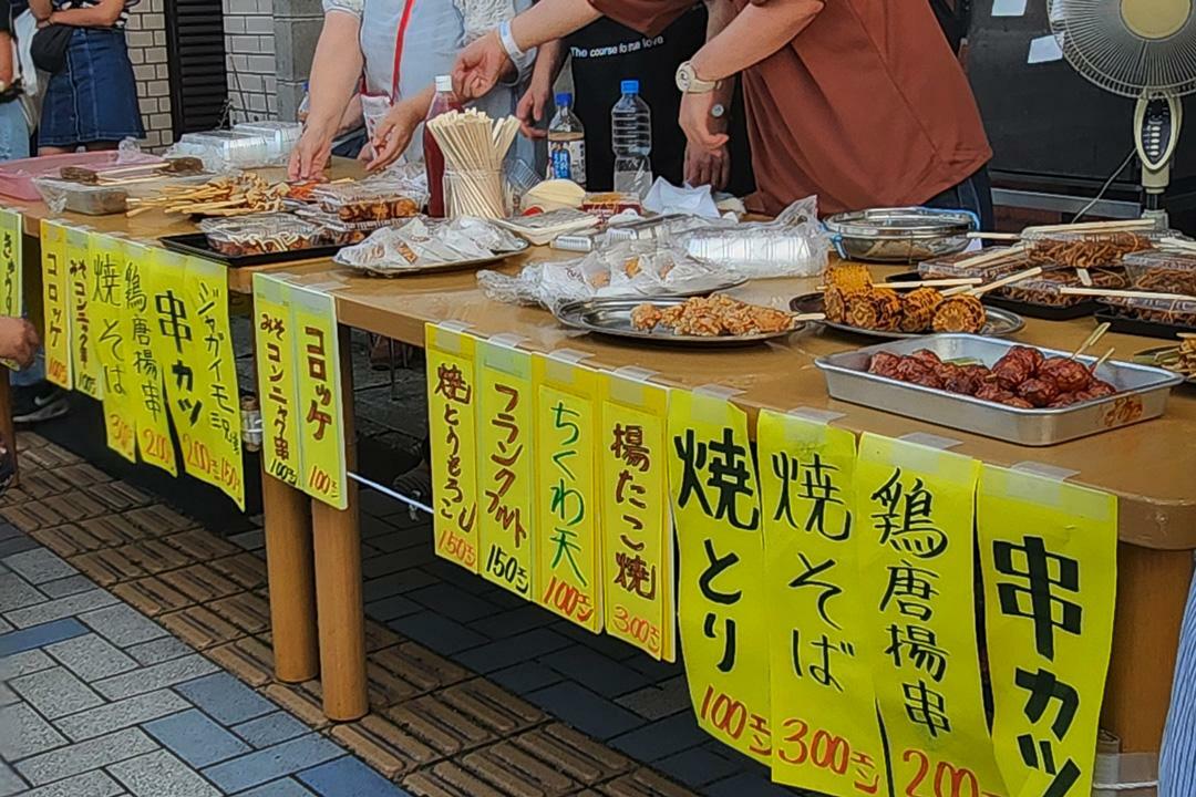 お化け屋敷の外では、屋台グルメの販売が大賑わい