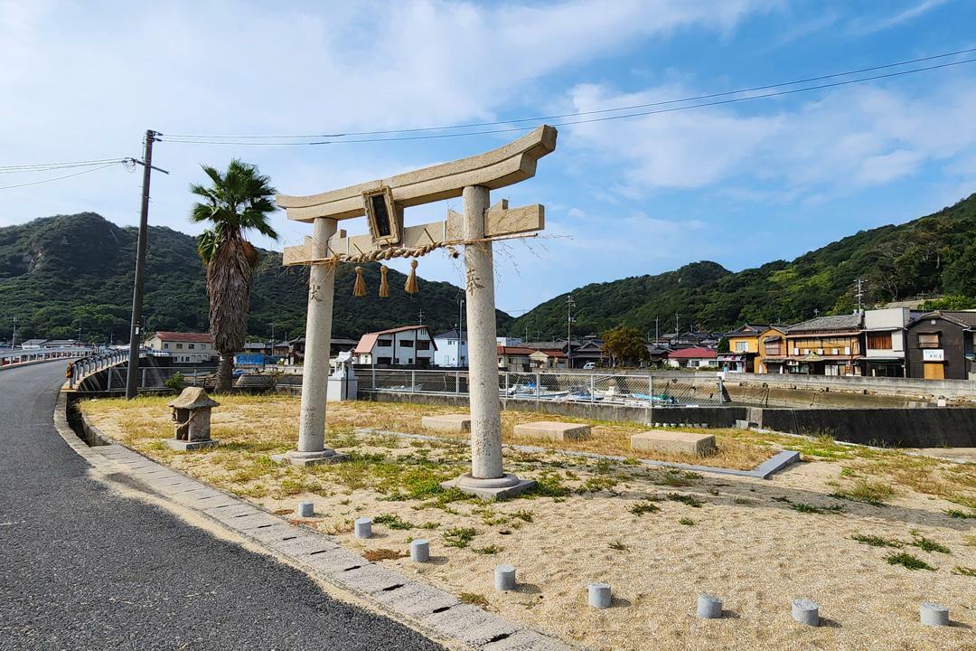 石を祀っているのか、石だけが3つ置かれてある鳥居（島内に何カ所も！）