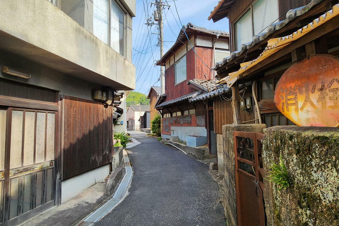 映画のセットみたいな雰囲気ある路地