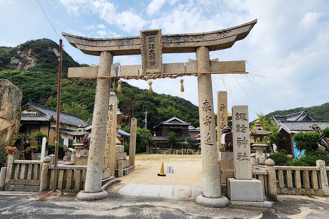 石の鳥居が立派な神社。ここでも撮影したらしいけれど、どのシーンなのかはよくわからず…