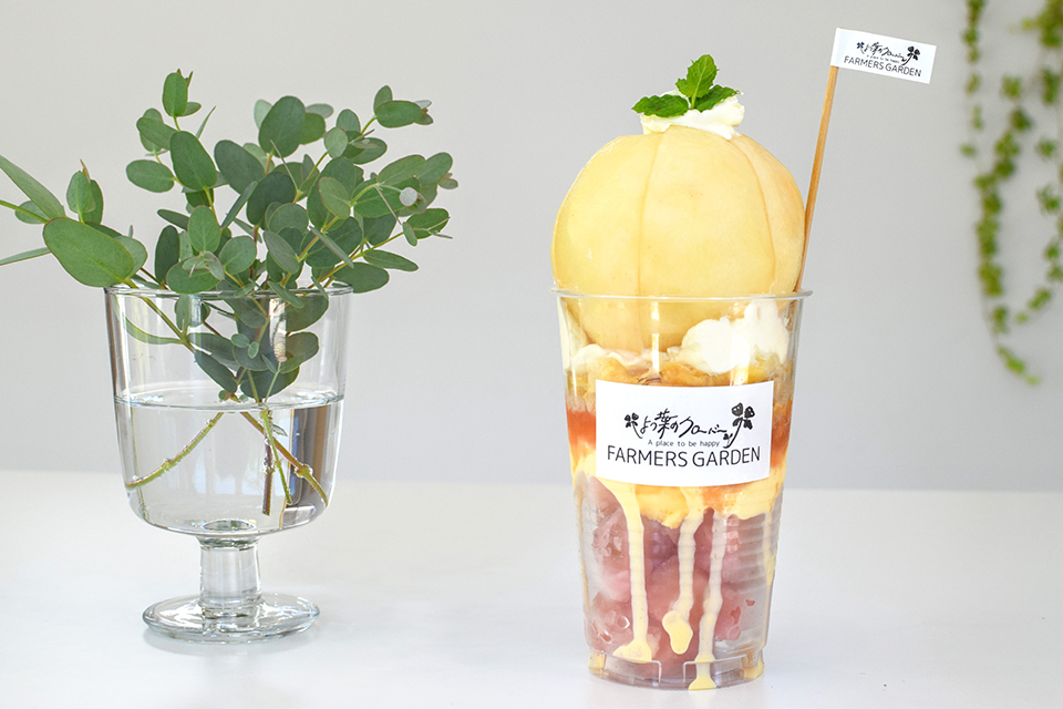 「贅沢！朝採り桃のパフェ」は1,188円。オーダーできるのは10時から。