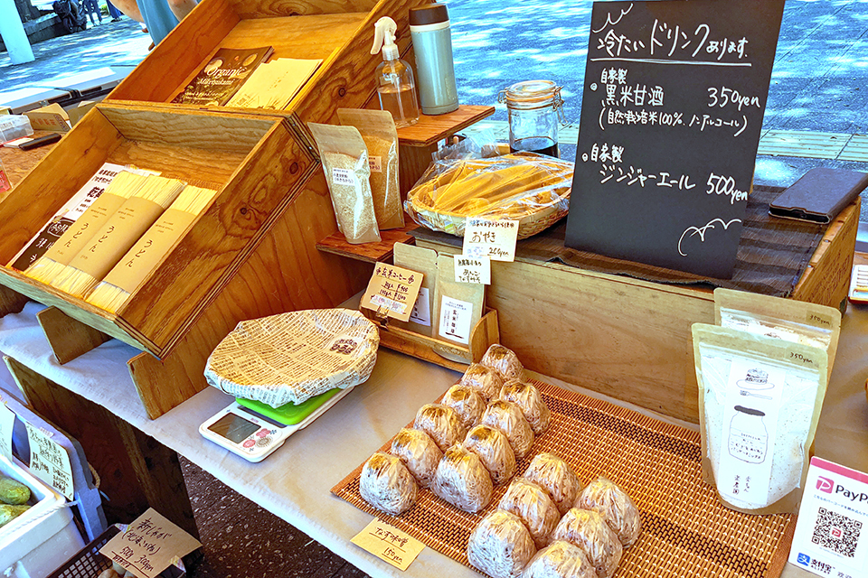 おむすびや冷たいドリンクを販売している「秀ちゃん楽農園」は喜多方市からの出店。