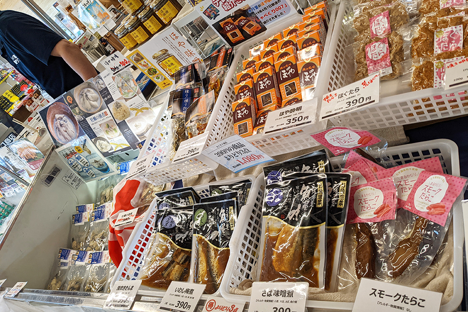 取材日の催事コーナーには、宮城県石巻の水産加工品を扱う業者が出店して人気を集めていました。
