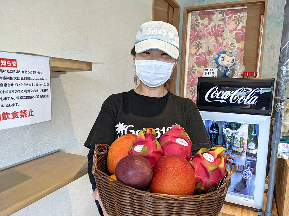 沖縄直送のマンゴーやドラゴンフルーツを見せてくださった店長の齋藤さん。