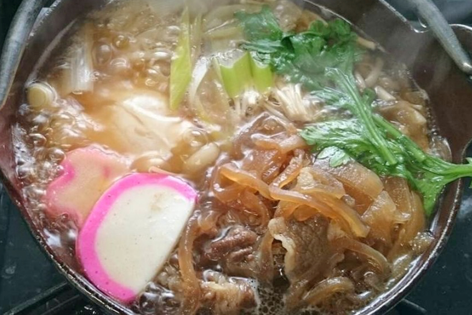 牛肉と春菊の相性もぴったりな「牛すき焼き鍋うどん」。鍋焼きうどんはいずれも1100円（写真提供：「正伍郎」さん）。
