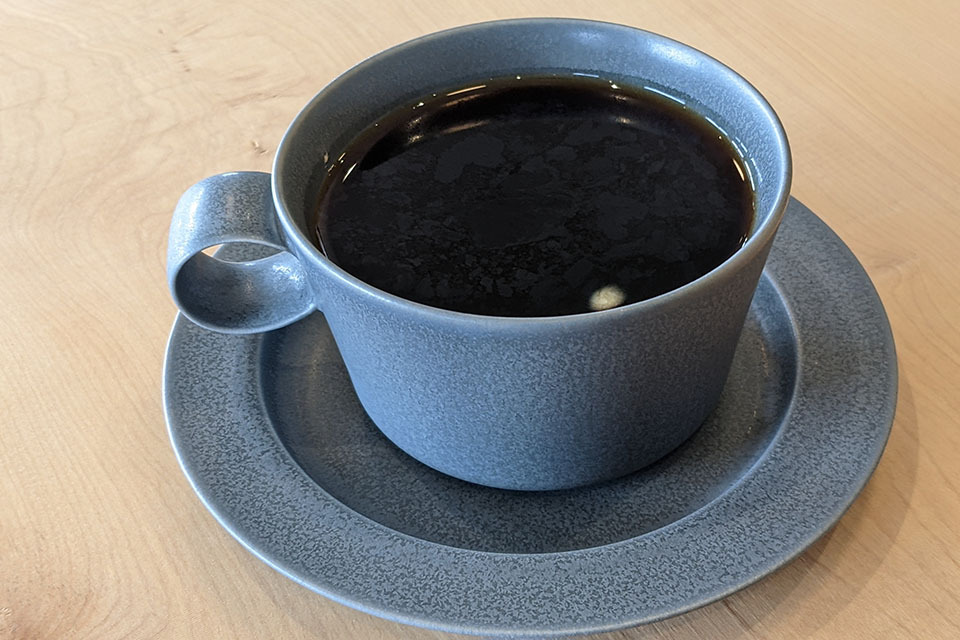 すーっと手に馴染むような飲みやすい器で、コーヒーの美味しさが引き立ちます。