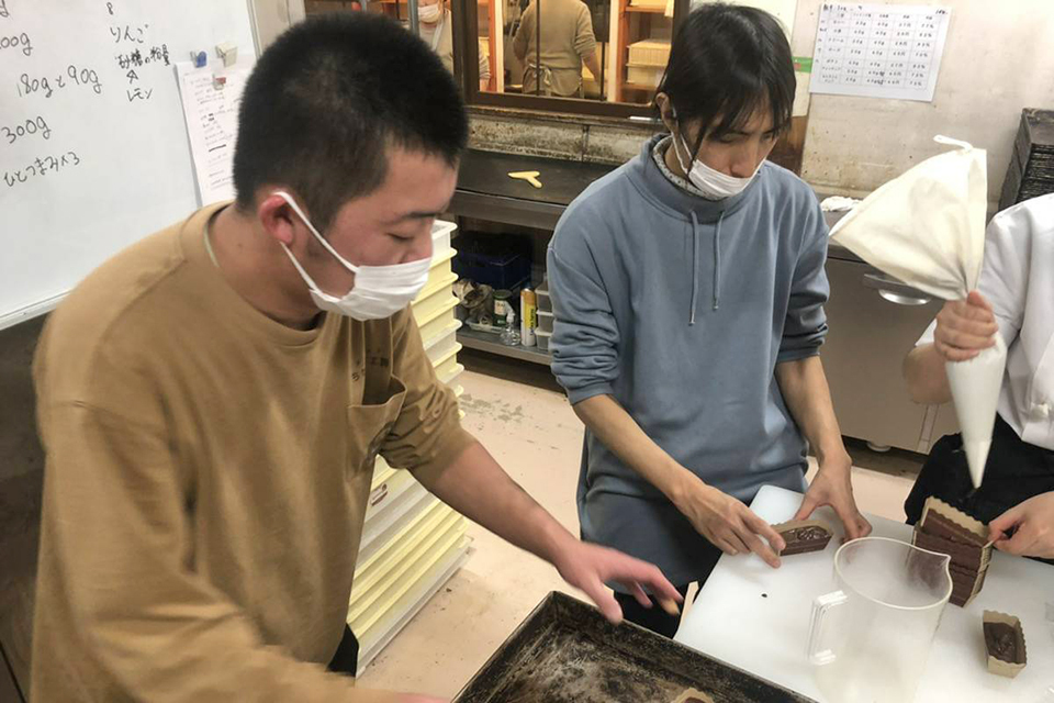 まちなか夢工房のスタッフと一緒に製造を行う村田さん（右）　〈写真提供：まちなか夢工房〉