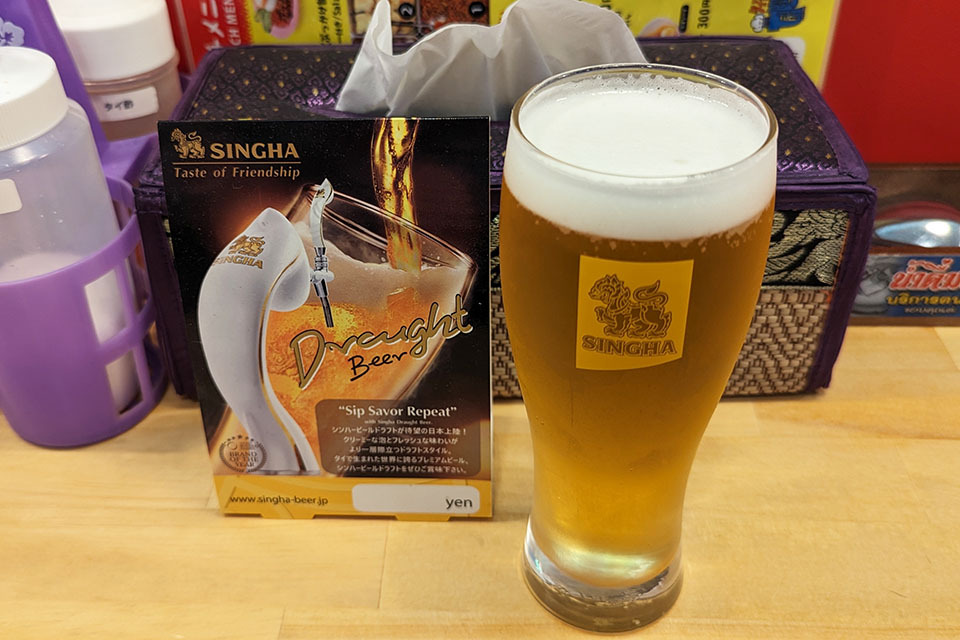 シンハーの生ビールは880円