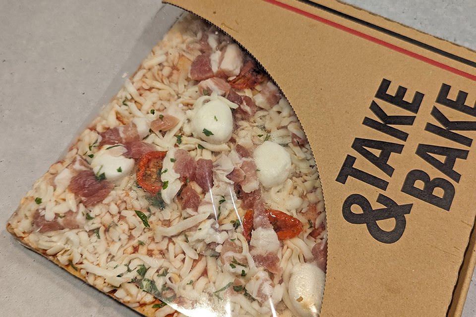 ４分の１サイズにカットされたピザ、パンチェッタ＆モッツアレラは790円（税込）