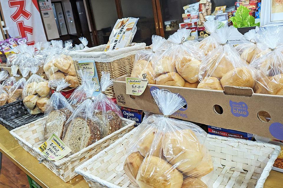 店頭での小分け販売の中でも需要の多いコストコのパン。小分けにされているので購入しやすい。