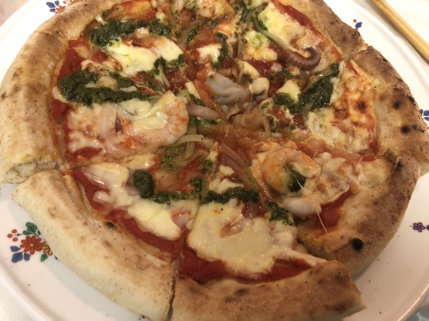 PIZZAREVOのピザ「海鮮トマトバジル」