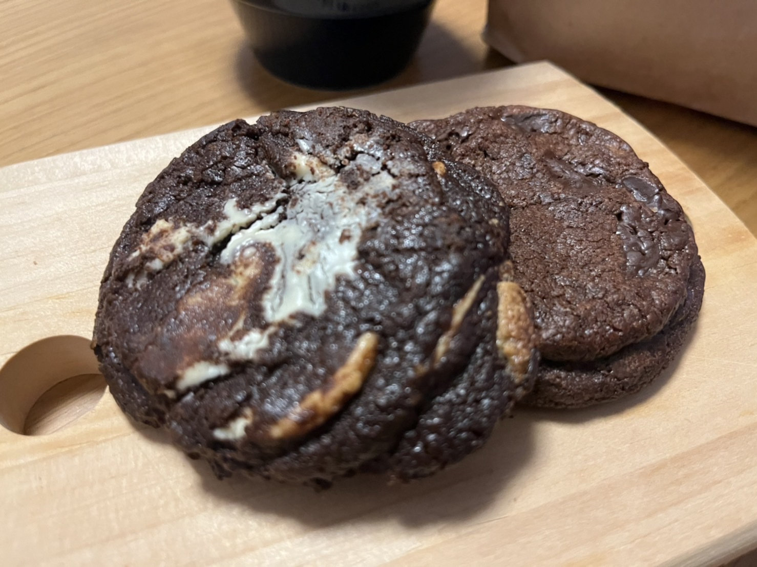ダブルチョコクッキーホワイト（左）とダブルチョコクッキーダーク（右）