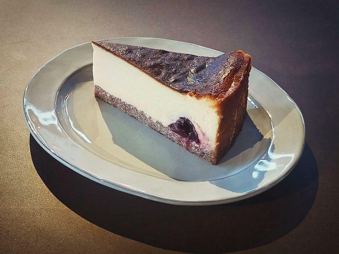 ダークチェリーのバスクチーズケーキ（画像提供：トナカイホテル）　