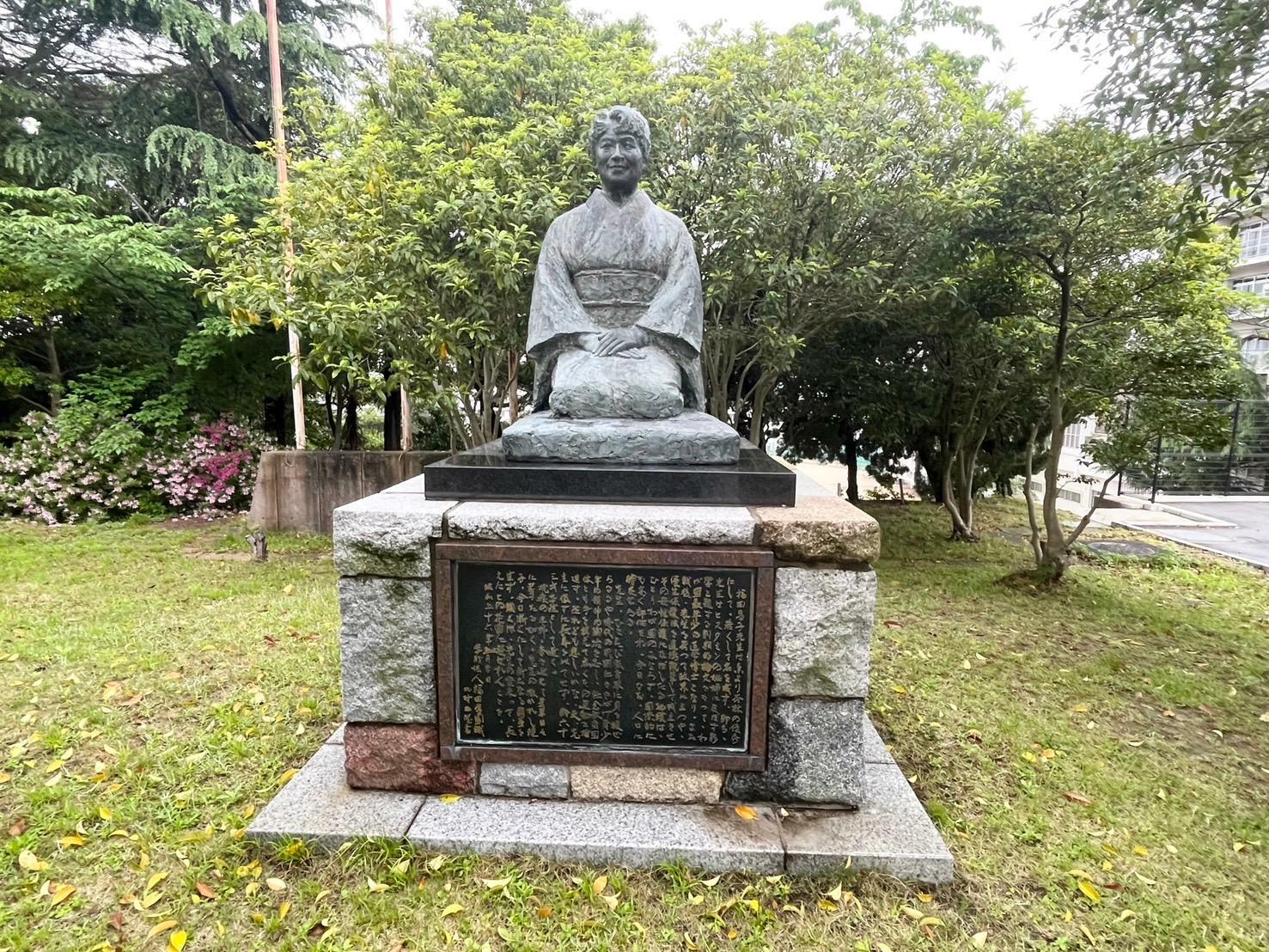 創立者の福田昌子氏の銅像が飾られている