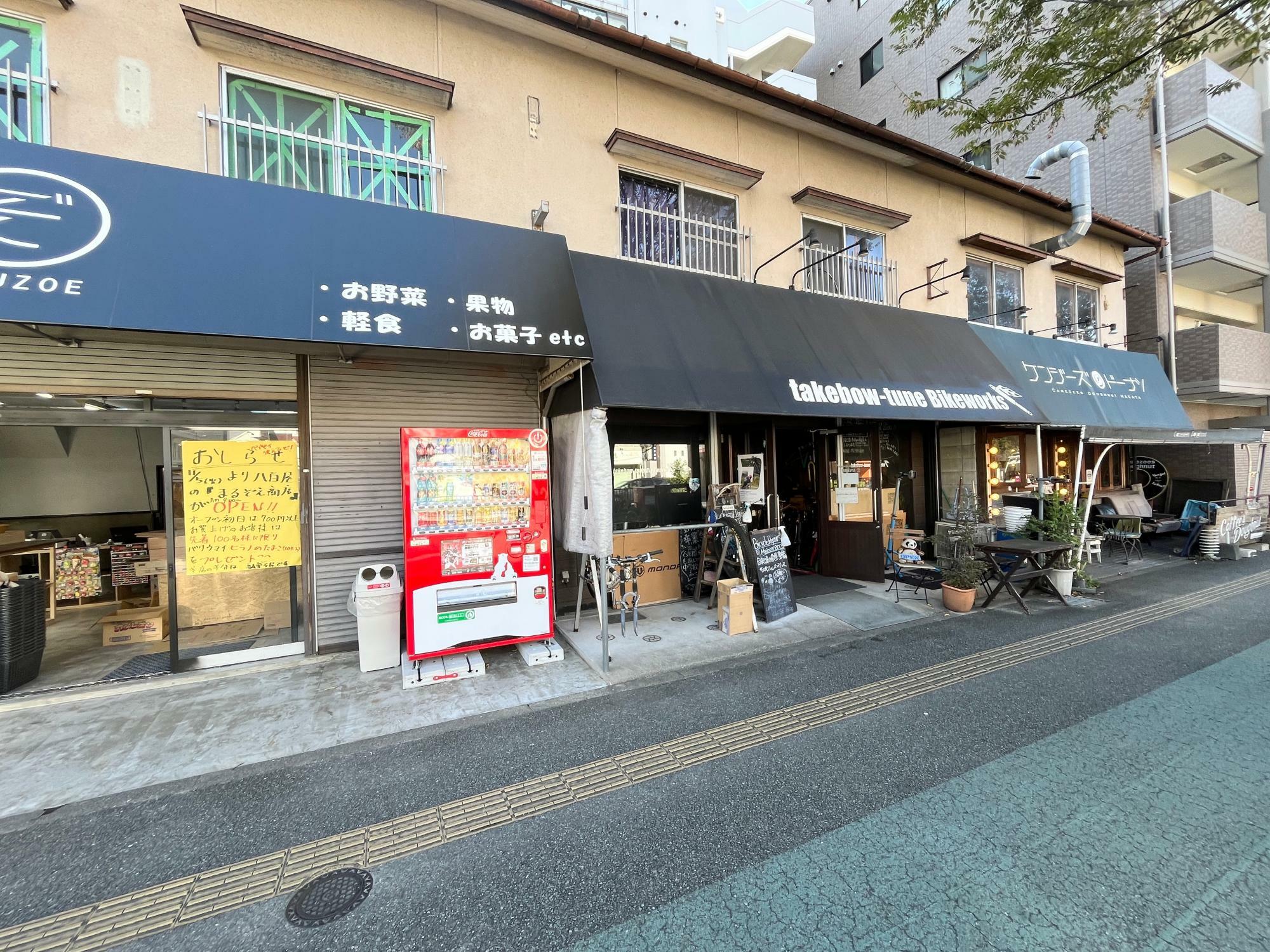 日赤通りの自転車屋さんやドーナツ屋さんの並び