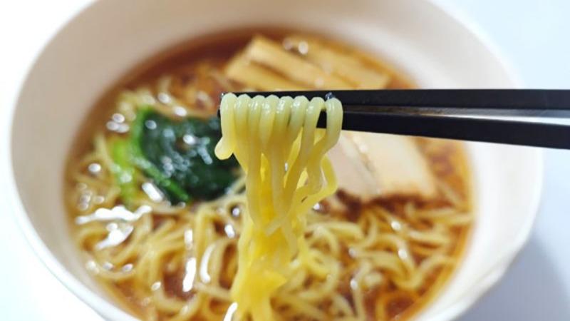 ファミリーマートの人気商品!! 1食あたり245円で味わえる「話題の絶品ラーメン」がコチラです!!（いぬきち） - エキスパート - Yahoo!ニュース