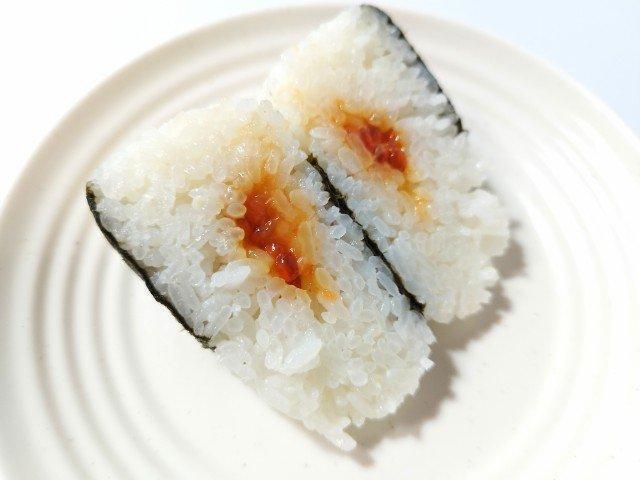 すじこおむすび 二種類のよくばり紅鮭すじこおむすび | お品書き | サザエ食品
