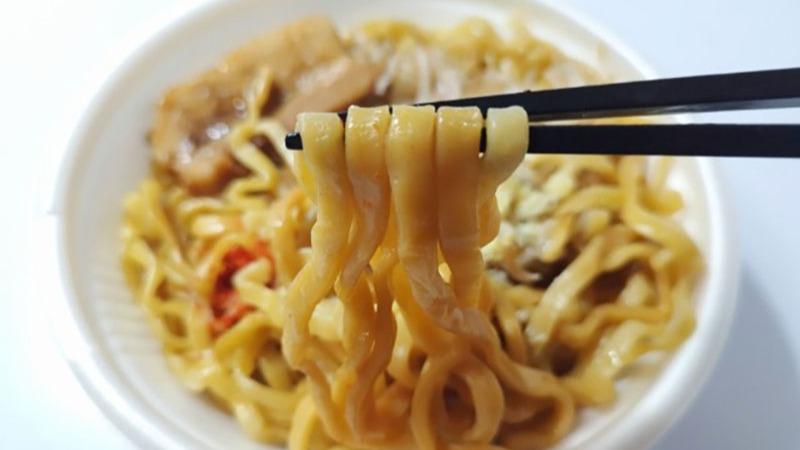 ファミリーマートから新登場!! 空腹時は閲覧注意「人気店監修で話題のラーメン」がコチラです!!（いぬきち） - エキスパート - Yahoo!ニュース