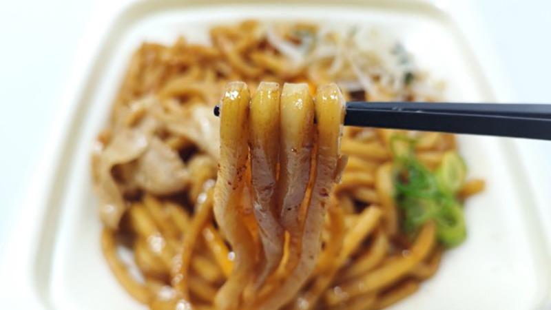 ファミリーマートから1年ぶりに登場!! にんにく醤油で大優勝!!「話題の大盛うどん」がコチラです!!（いぬきち） - エキスパート - Yahoo!ニュース