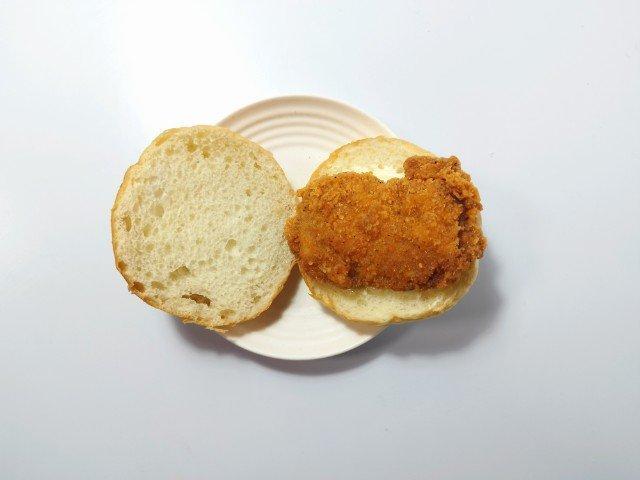 ローソンから新登場!! 色々挟んでオリジナルバーガーに出来る