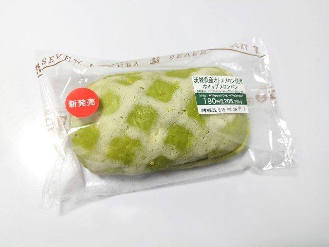 チーズのおいしさを楽しむホイップメロンパン 「三角メロン
