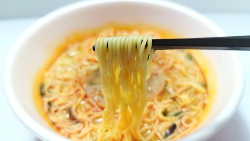 ファミリーマート限定 エガちゃんねる 豚骨ラーメン１２個 ファミリーマート、「エガちゃんねる」コラボカップ麺を2月4日