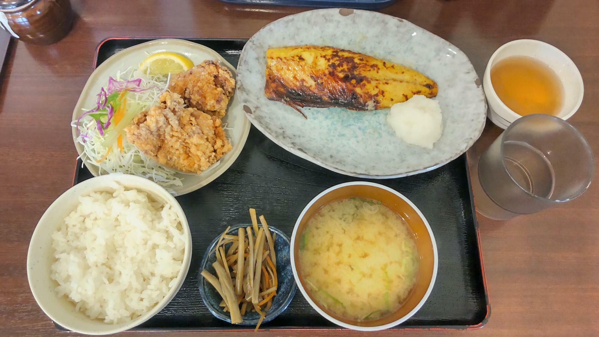 焼魚は、ほっけ（半身）と塩さば、サバ西京と紅シャケとあじの中から選びます。魚の種類が豊富です。