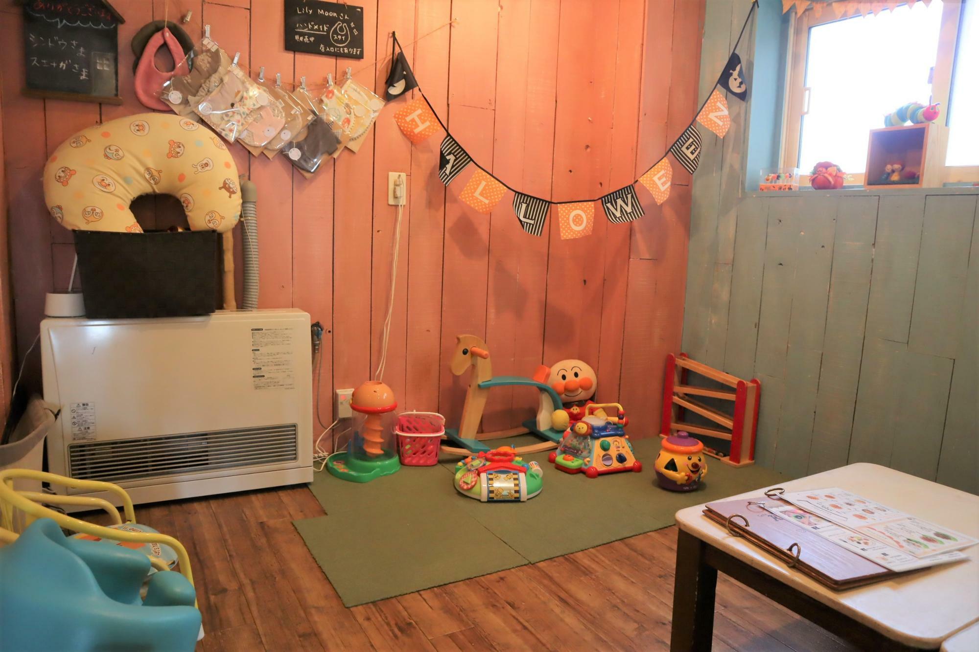 おもちゃスペースも、お子様用の本もあります。２部屋間はカーテンで仕切られているので、過ごしやすく配慮されたお部屋になります。