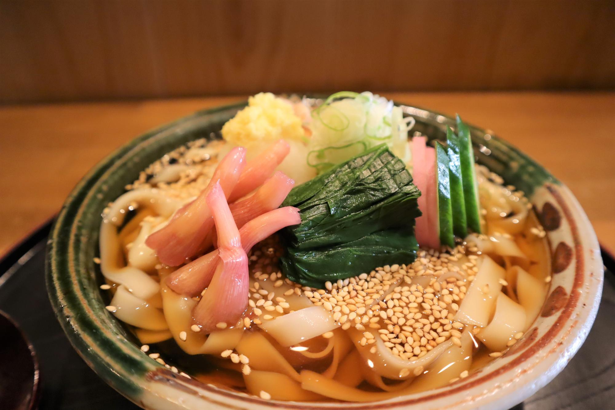 器は織部焼です。愛知県は陶芸の六古窯の内、瀬戸、常滑と古く焼き物の産地です。この器は、有名な織部焼のもので、いろはも好きな焼き物でした。