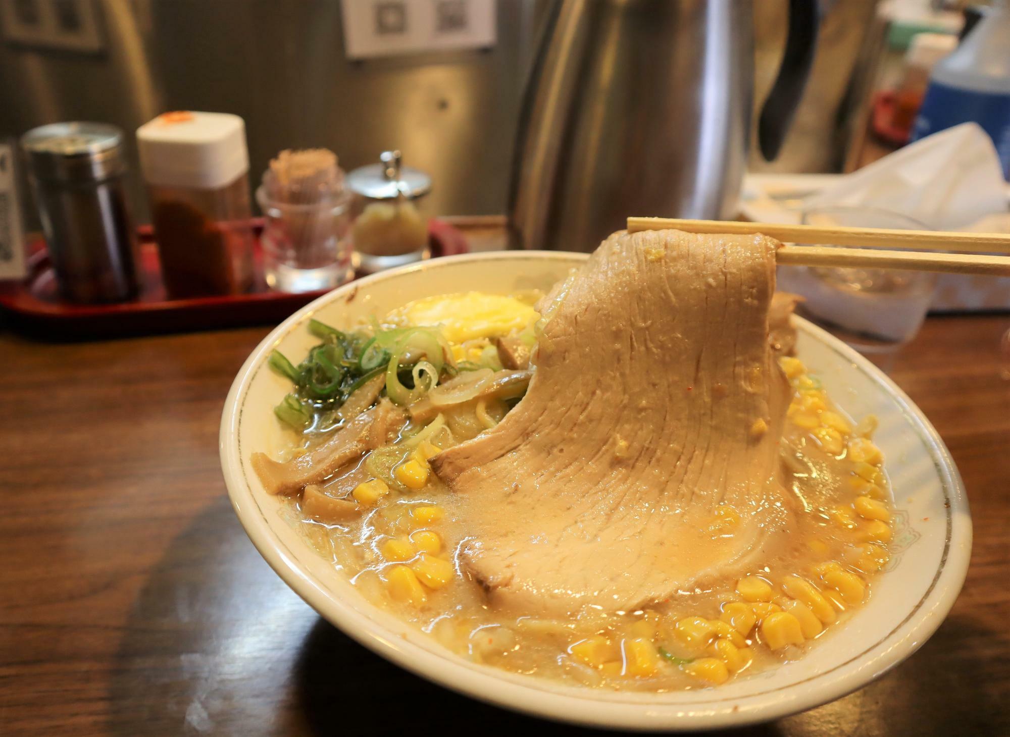 札幌ラーメンには挽肉を使用するそうです。今は、代わりに豚チャーシューを入れているそうです。